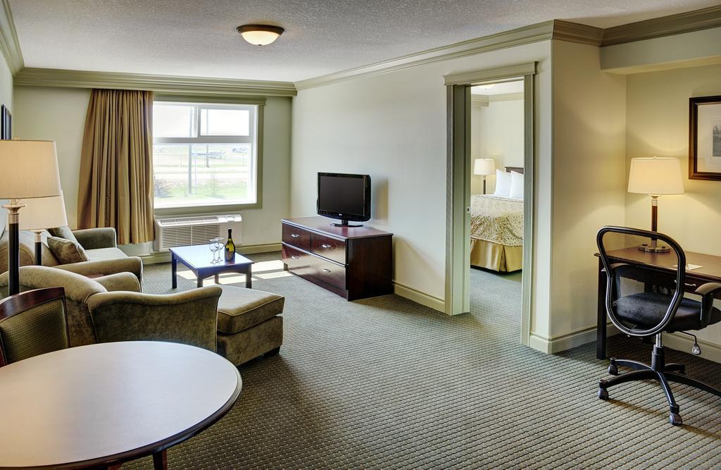 Chateau Nova Hotel Fort Mcmurray Room photo