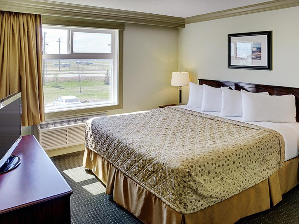 Chateau Nova Hotel Fort Mcmurray Room photo