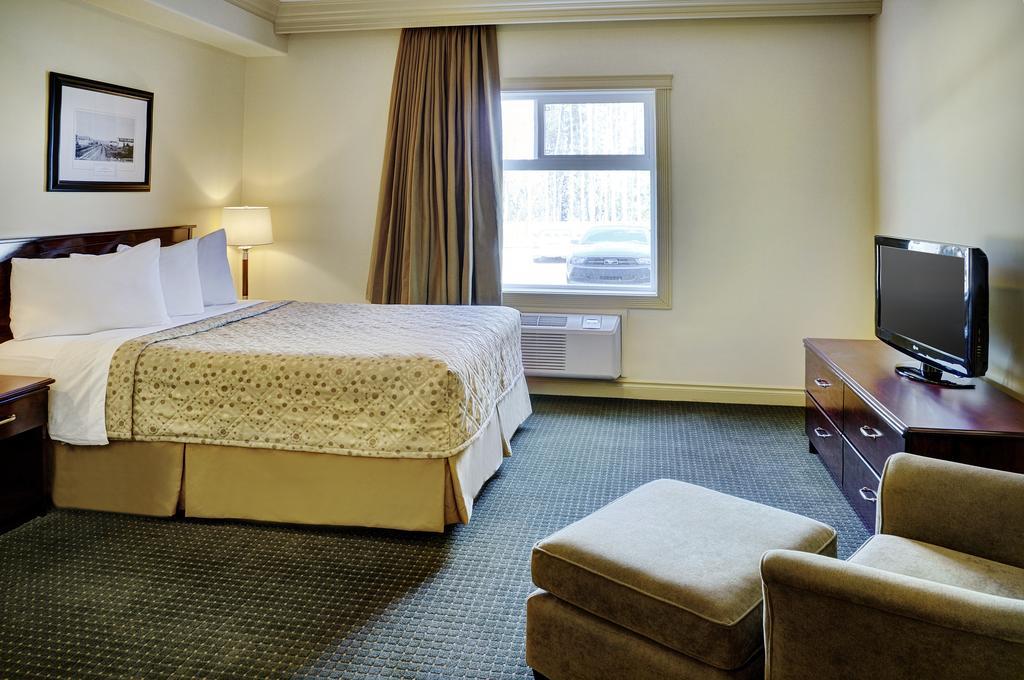 Chateau Nova Hotel Fort Mcmurray Room photo